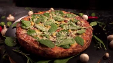 Vejetaryen pizzasına yakın çekim.