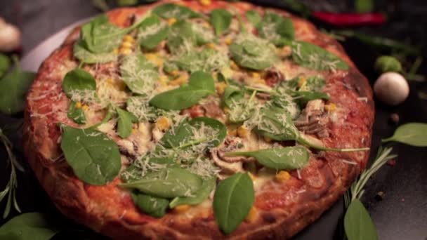 Nahaufnahme einer vegetarischen Pizza. — Stockvideo