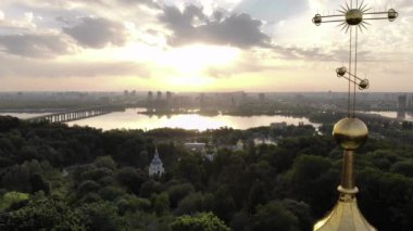 Gökyüzüne karşı Ortodoks haçı.