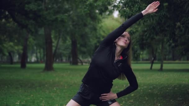 Atletisk kvinna som värmer upp. — Stockvideo