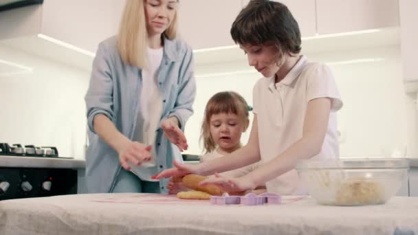 La familia hace galletas en casa. — Vídeos de Stock