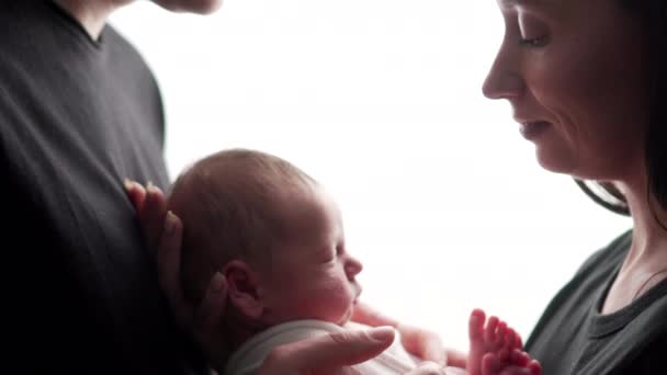 Muž drží novorozeně dítě.. — Stock video