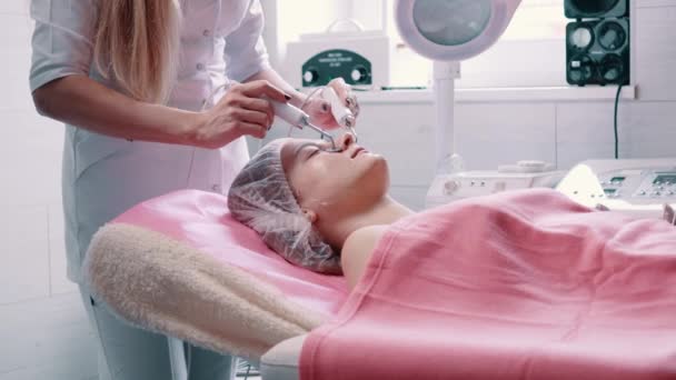 Woman Cosmetologist making microcurrent therapy. — Vídeo de Stock