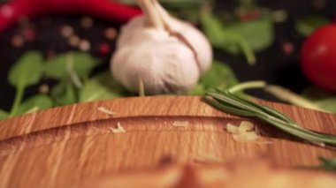 Yeni yapılmış bir pizzanın yakın çekimi..