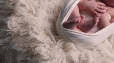 Yeni doğmuş uyuyan çocuk. Üst alt görünüm.