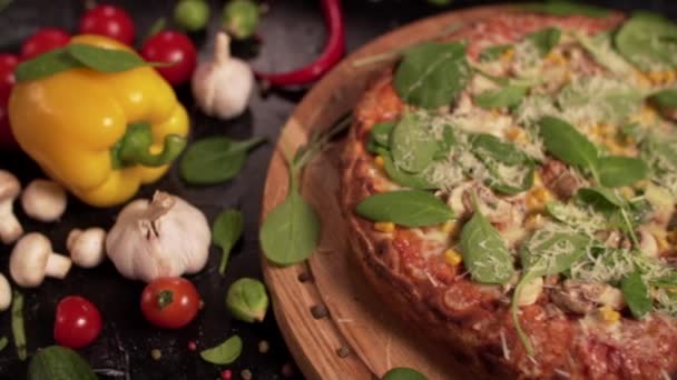 Zbliżenie pizzy wegetariańskiej. — Wideo stockowe