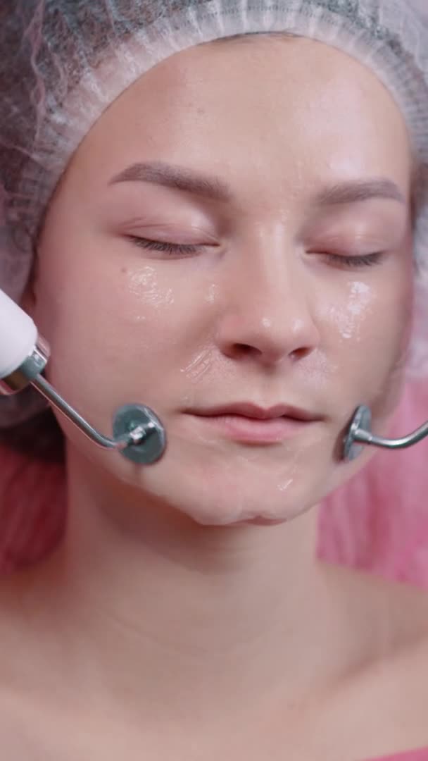 Kosmetolog som tillverkar mikroströmsterapi. Närbild. — Stockvideo