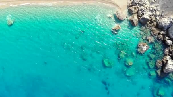 Vista aérea de la hermosa playa desierta en la isla griega de Cefalonia — Vídeos de Stock