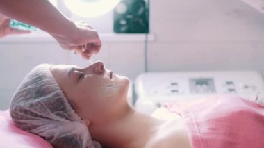 Yüzün derisi soyuluyor..