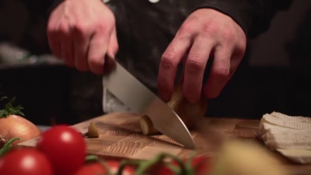 The chef cuts the pear. — Vídeo de Stock