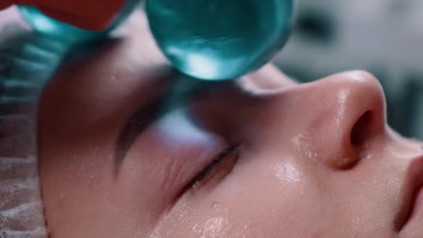 Face massage with glass balls. — Stock Video