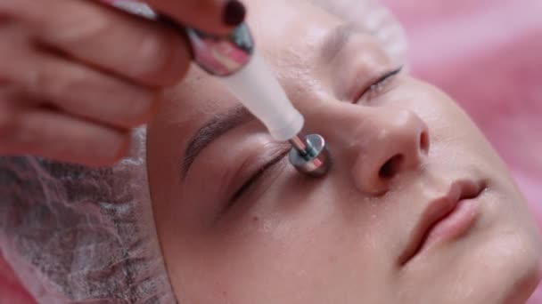 Kosmetolog som tillverkar mikroströmsterapi. Närbild. — Stockvideo