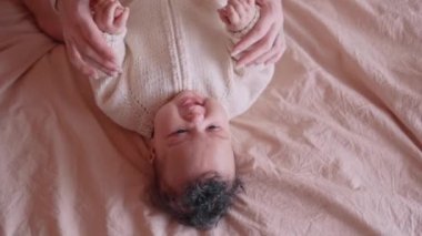 Bir kadın yeni doğmuş kızını öpüyor..