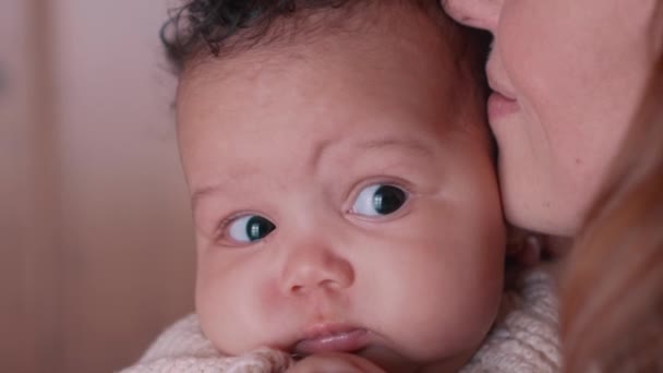 Seorang wanita mencium bayi perempuannya.. — Stok Video