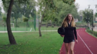 Atletik bir genç kadının portresi.