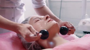 Cam toplarla yüz masajı.