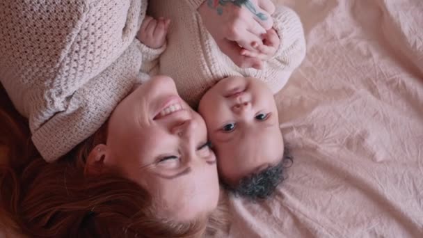 Eine Frau küsst ihre neugeborene Tochter. — Stockvideo