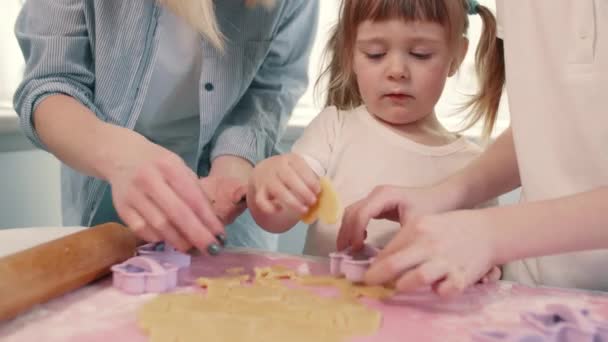 Die Familie backt zu Hause Plätzchen. — Stockvideo