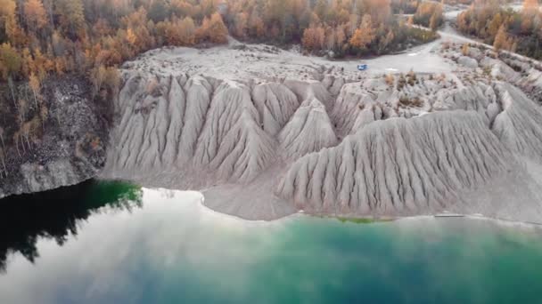 Krásné jezero obklopené podzimním lesem. — Stock video