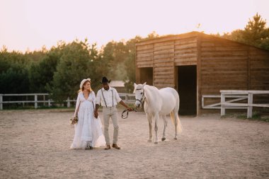 Kovboy bir çift bebek bekliyor..