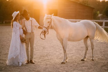 Kovboy bir çift bebek bekliyor..