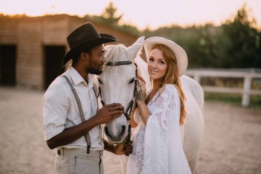 Kovboy bir çift bebek bekliyor..