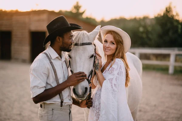 Ett cowboypar väntar barn.. — Stockfoto