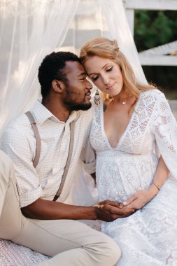 Irklar arası bir çift bebek bekliyor..