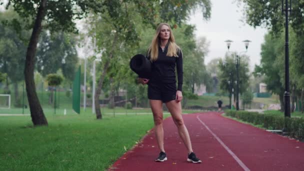 Porträtt av en atletisk ung kvinna. — Stockvideo