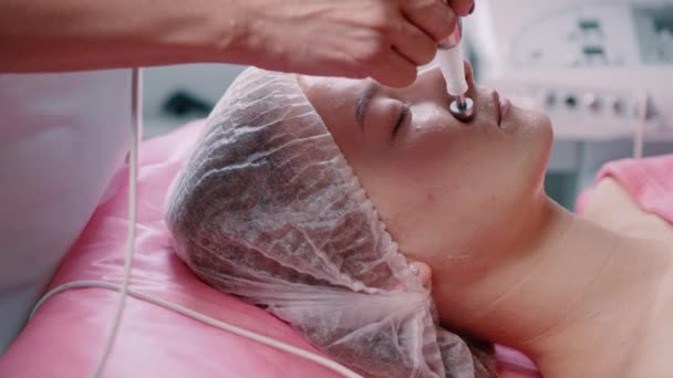 Cosmetologist que faz a terapia microcurrent. Fechar. — Vídeo de Stock