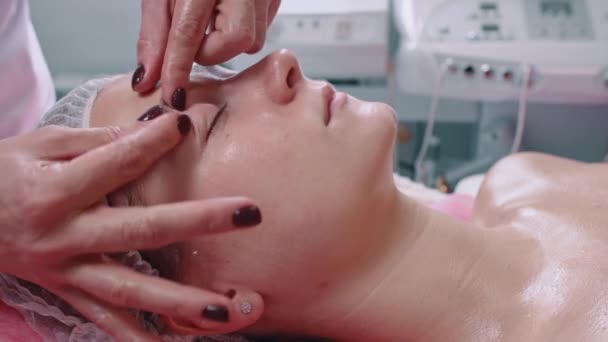 Esteticista fazendo massagem facial. — Vídeo de Stock