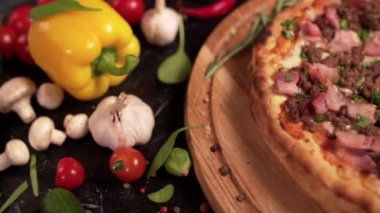 Yeni yapılmış bir pizzanın yakın çekimi..