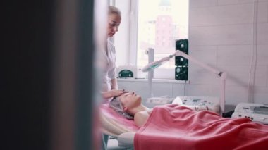 Güzellik uzmanı yüz masajı yapıyor..