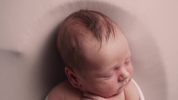 Nyfödd sovande pojke. ovanifrån. — Stockvideo