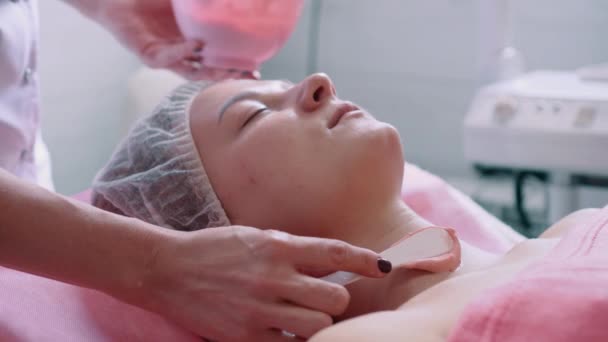 Beautician trata máscara de alginato. — Vídeos de Stock