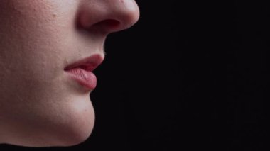 Dudaklara ruj sürüyorum..