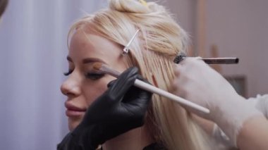 Güzellik salonundaki kadın..