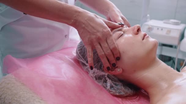 Esteticista fazendo massagem facial. — Vídeo de Stock