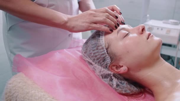 Esteticista fazendo massagem facial. — Vídeo de Stock