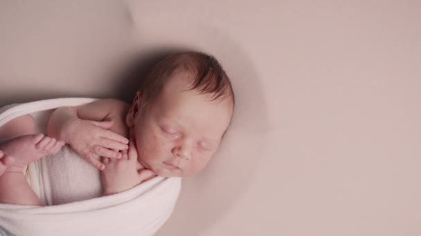 Nou-născutul doarme. Vedere de sus . — Videoclip de stoc