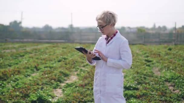 Mujer agrónoma en el trabajo. — Vídeos de Stock