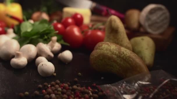Friss gyümölcsök és zöldségek keveréke. — Stock videók