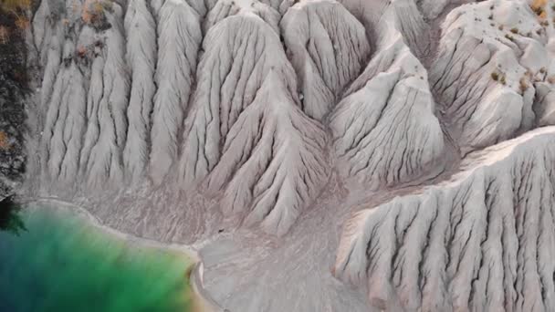 Un bellissimo lago circondato da una foresta autunnale. — Video Stock