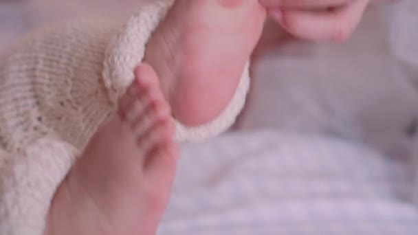 Madre tocca i piedi di un neonato. — Video Stock