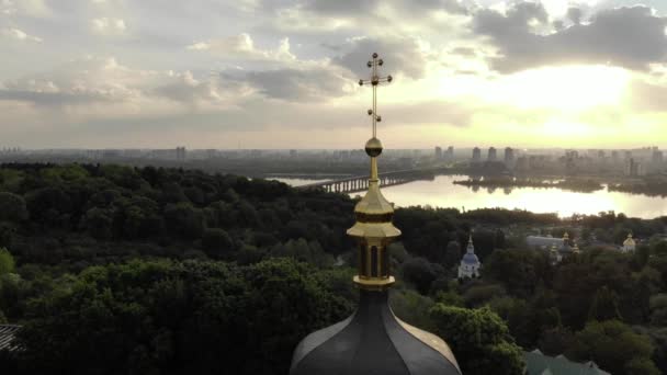 Croce ortodossa contro il cielo. — Video Stock