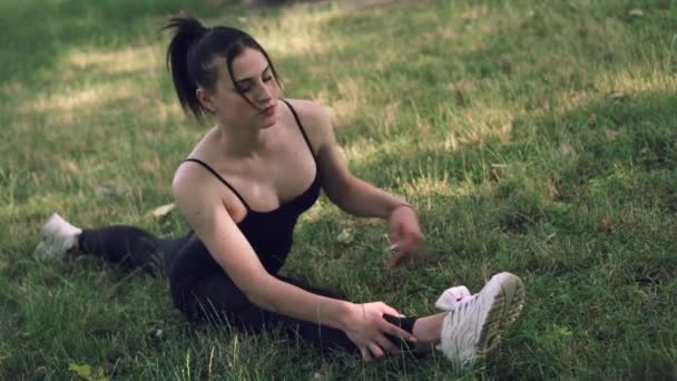 De vrouw is aan het stretchen.. — Stockvideo