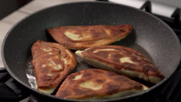 Chebureks goreng dalam panci. — Stok Video