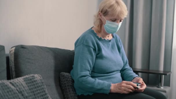 Pacjentka w podeszłym wieku mierzy nasycenie tlenem. — Wideo stockowe