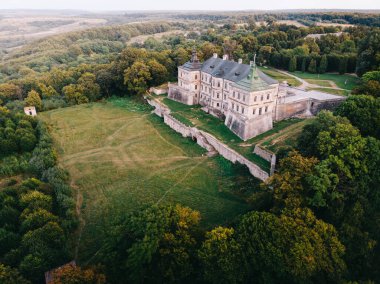 Antik şatonun havadan görünüşü.