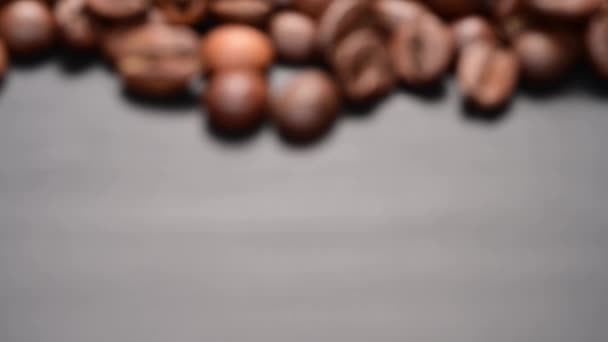 Granos de café tostados de cerca. — Vídeos de Stock